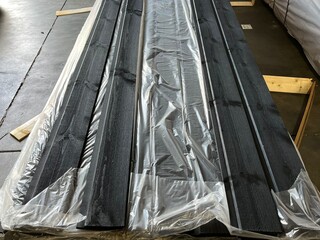 Ca. 105x Channelsiding Zwart Gecoat, 18x140mm, lengte 300cm